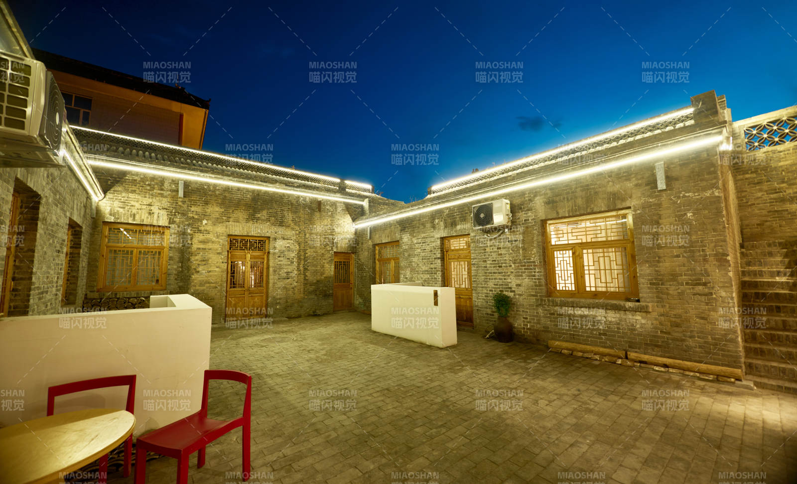 张家口堡子里晋商风格建筑民宿夜景图片