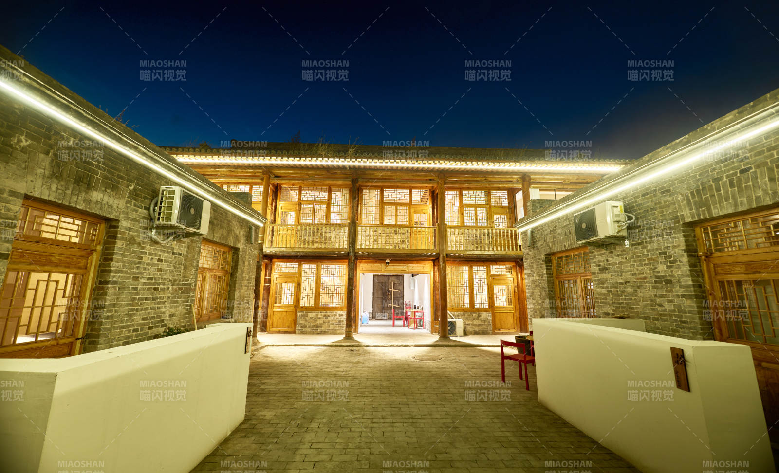 张家口堡子里晋商风格建筑民宿夜景图片