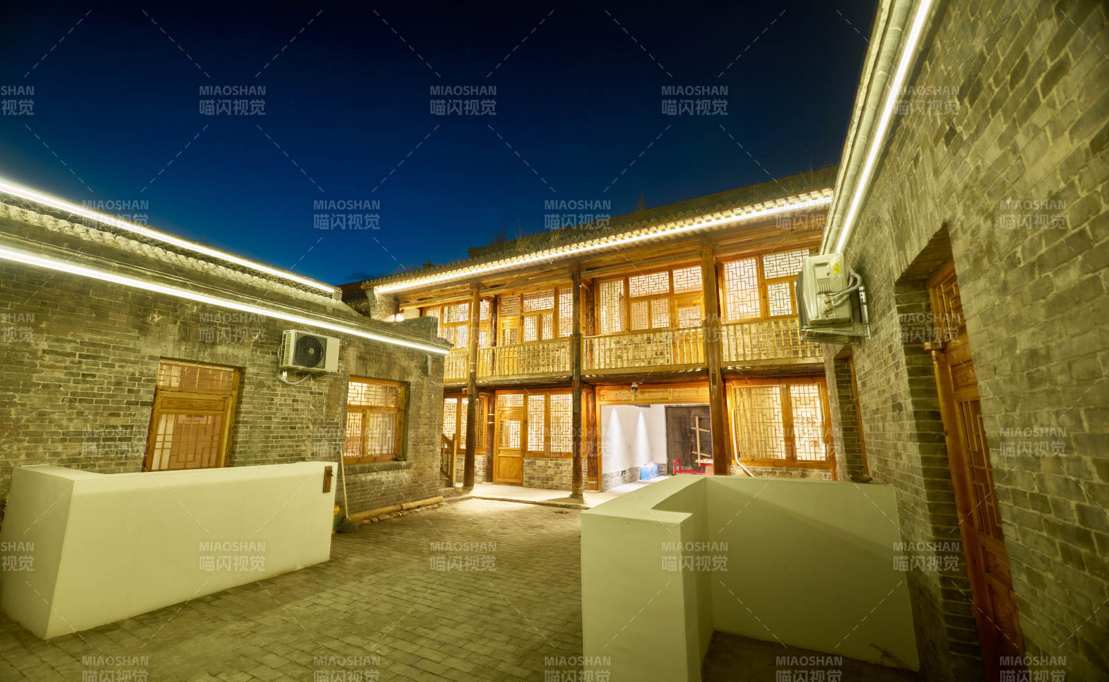 张家口堡子里晋商风格建筑民宿夜景图片
