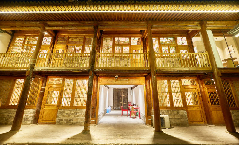 张家口堡子里晋商风格建筑民宿夜景图片