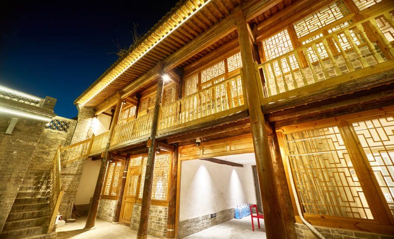 张家口堡子里晋商风格建筑民宿夜景图片