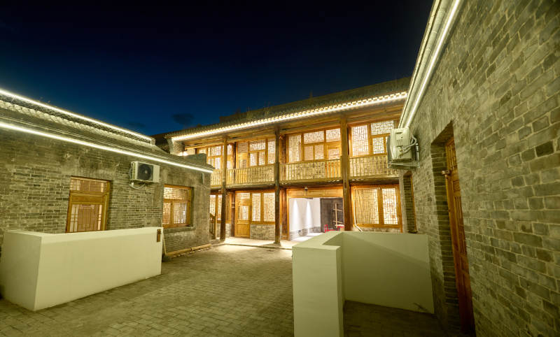 张家口堡子里晋商风格建筑民宿夜景图片