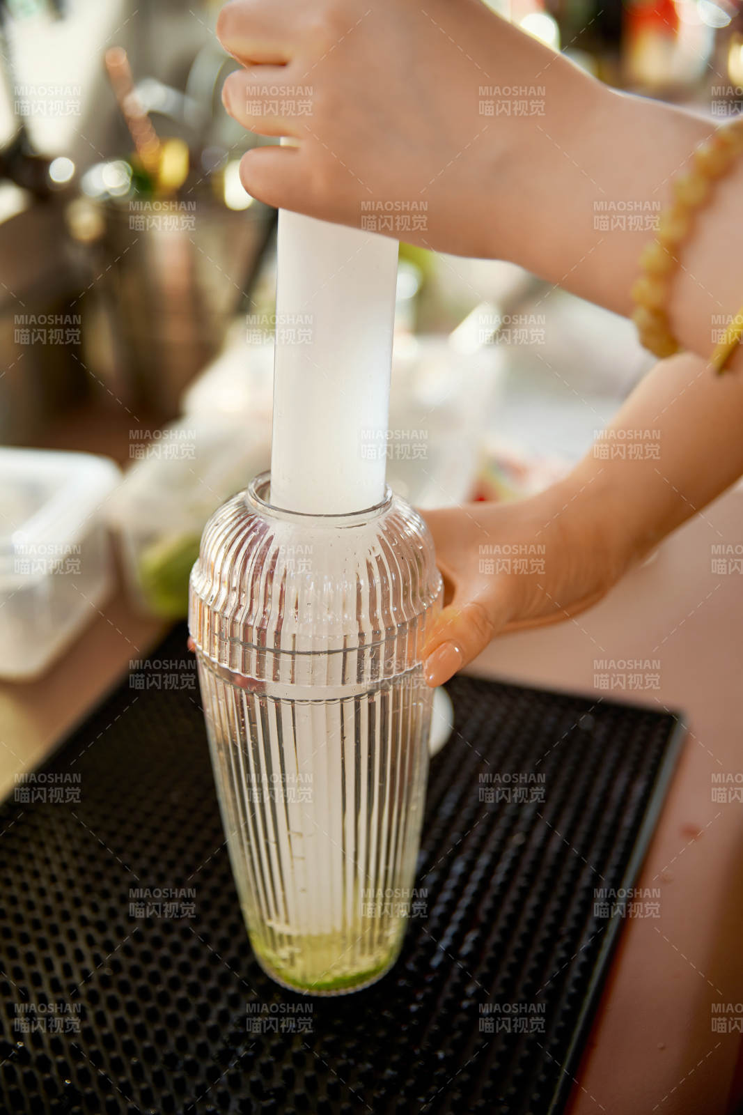 水吧吧台正在制作的手打柠檬茶图片