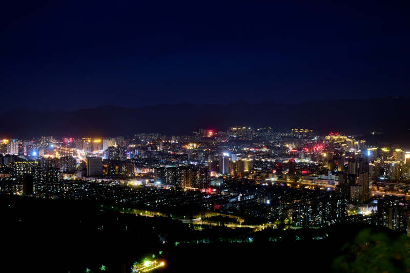 河北省张家口市八角台山顶俯瞰城市全景图片