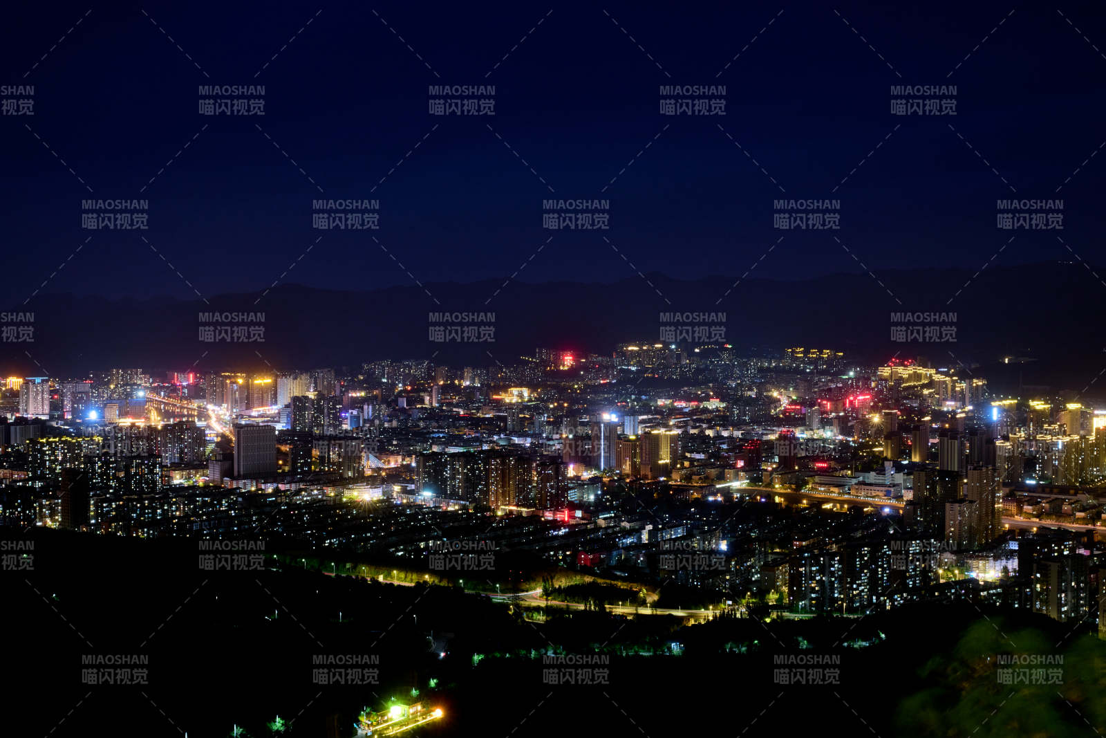 河北省张家口市八角台山顶俯瞰城市全景图片