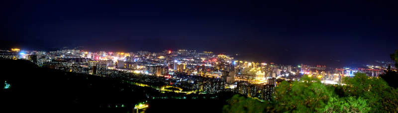 河北省张家口市八角台山顶俯瞰城市全景图片
