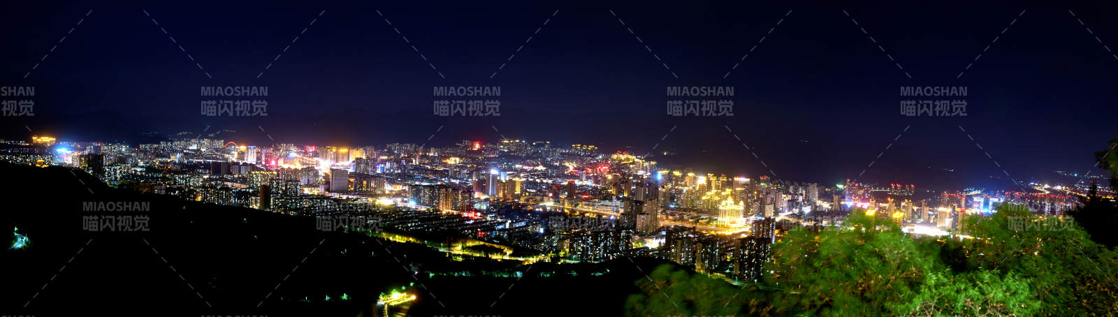 河北省张家口市八角台山顶俯瞰城市全景图片