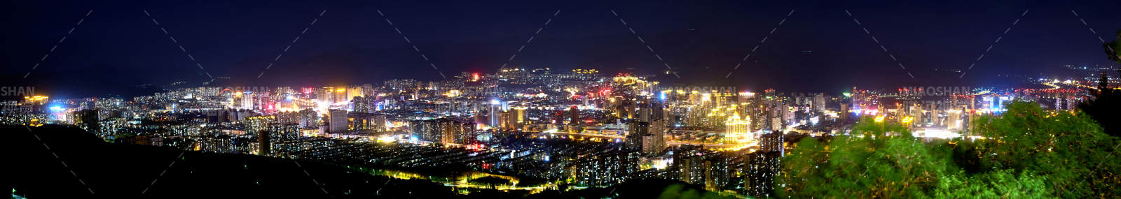河北省张家口市八角台山顶俯瞰城市全景图片