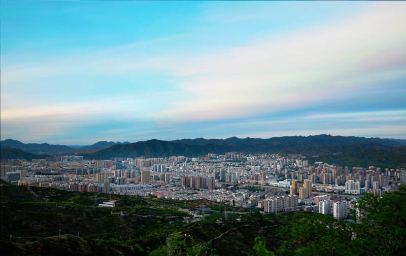 河北省张家口市八角台山顶俯瞰城市全景图片