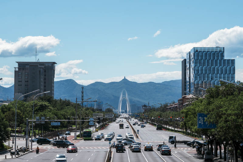 城市大道远山蓝天白云景图片
