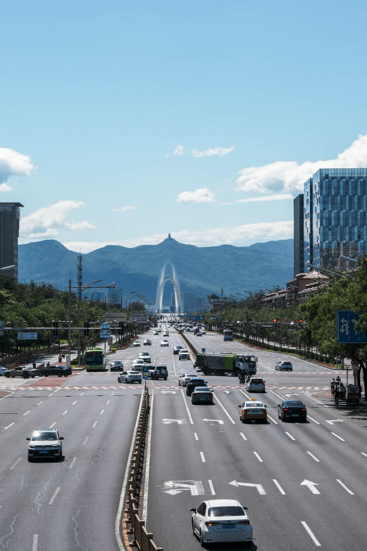 城市大道远山拱桥景图片