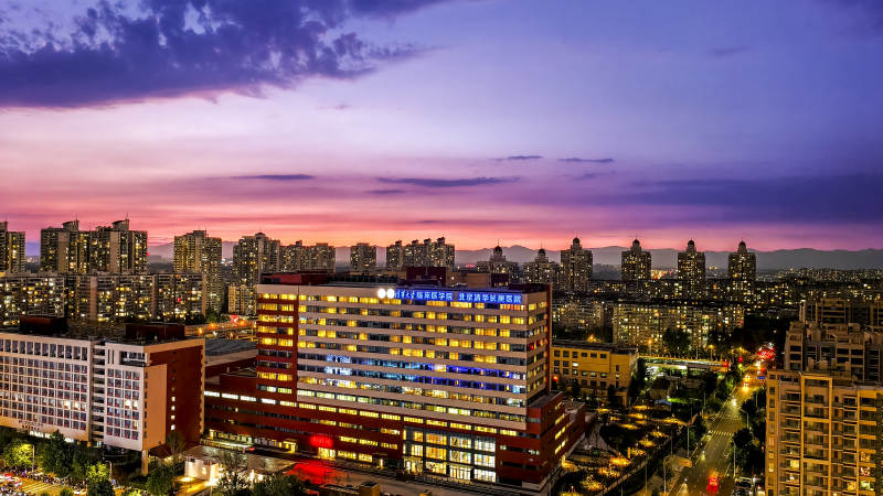 城市黄昏 灯火初上时图片