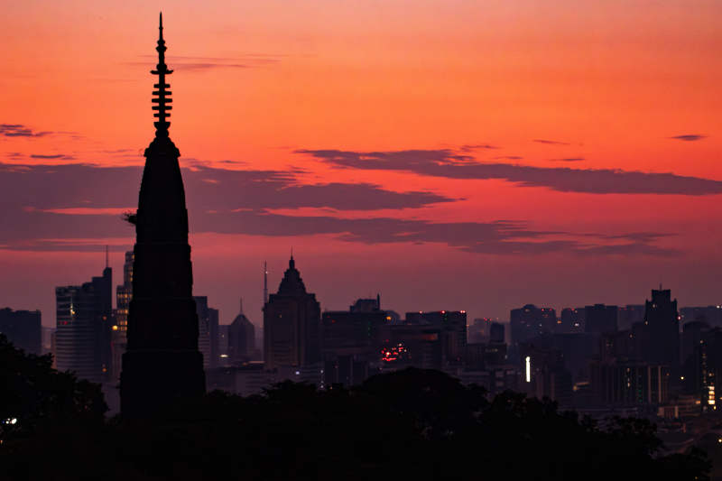 保俶塔夕阳下的城市剪影图片