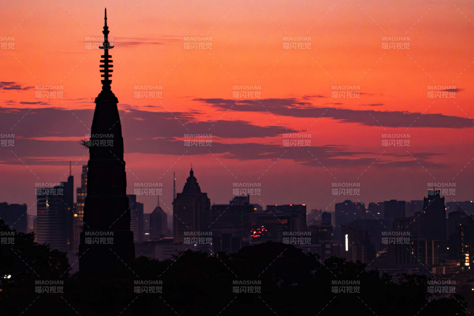 保俶塔夕阳下的城市剪影图片