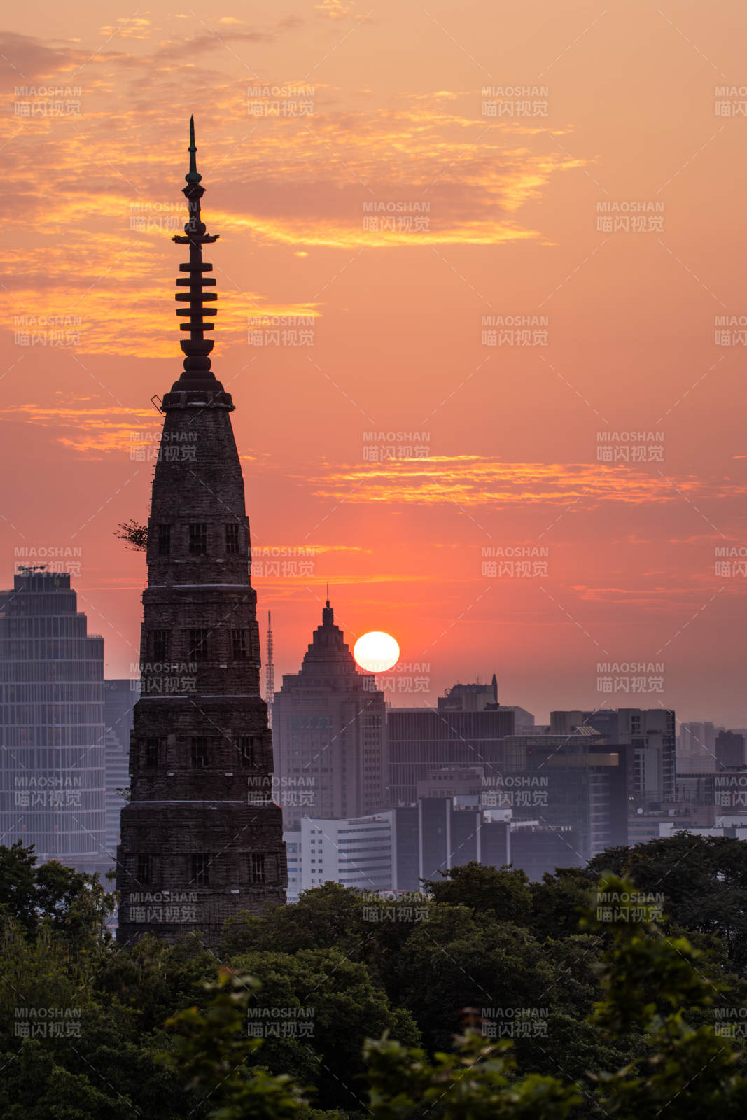 保俶塔映夕阳 城景共辉煌图片