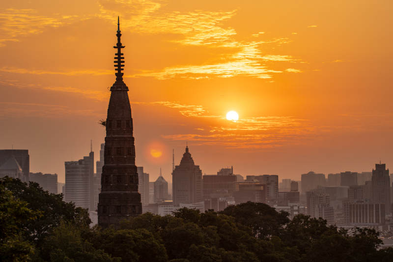 保俶塔映夕阳 城景共辉煌图片
