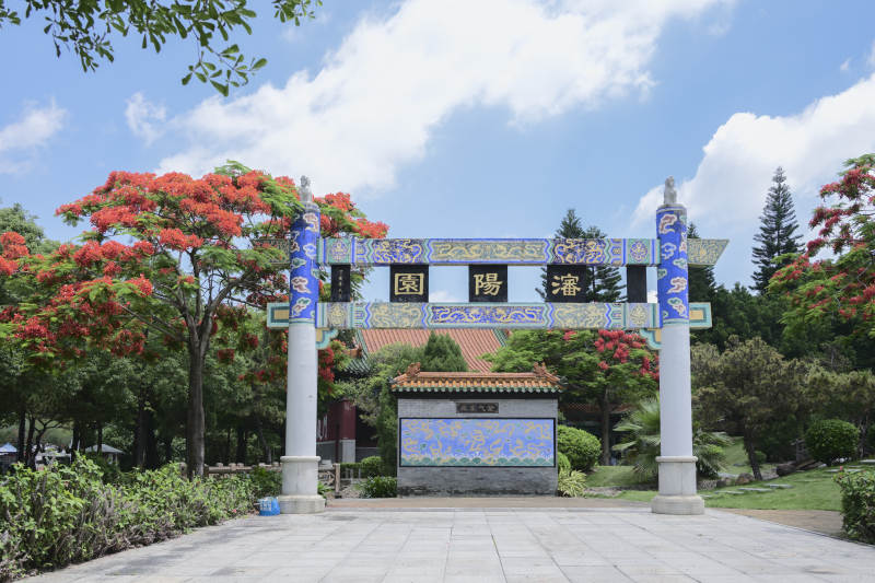 园博苑沈阳园入口牌坊与凤凰花景观图片