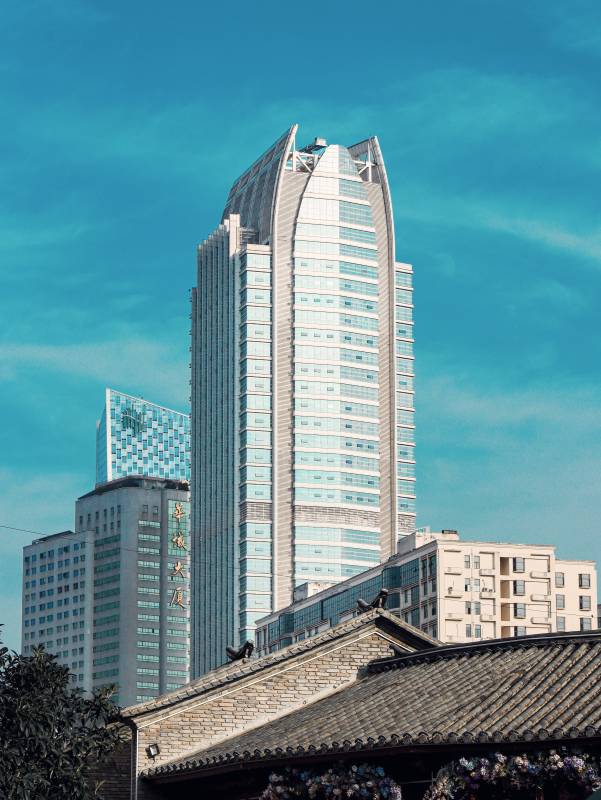 古今交融 高楼与瓦檐同框图片