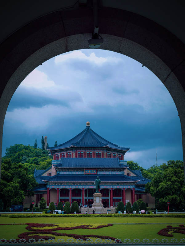 拱门望中山纪念堂图片
