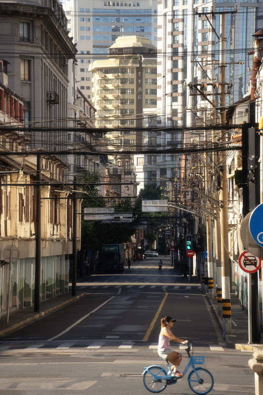 城市街景 女子骑蓝自行车图片