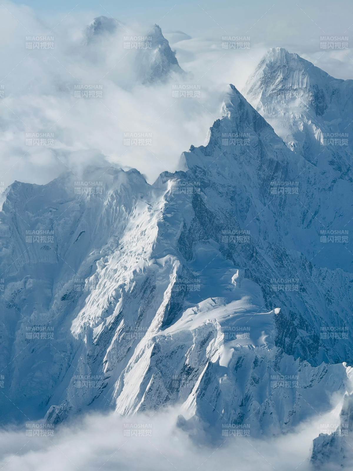 雪山之巅 云海缭绕。图片