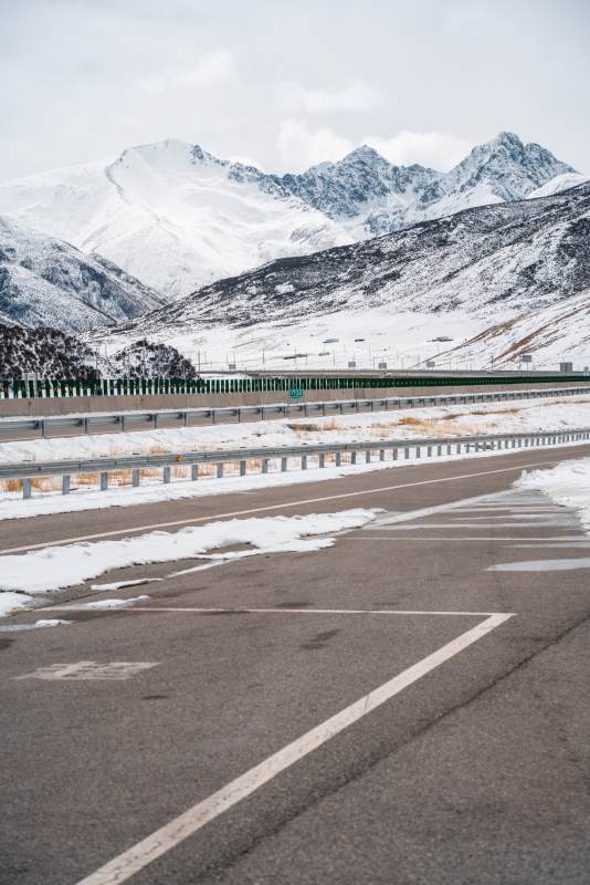 雪山公路 雪景如画。图片
