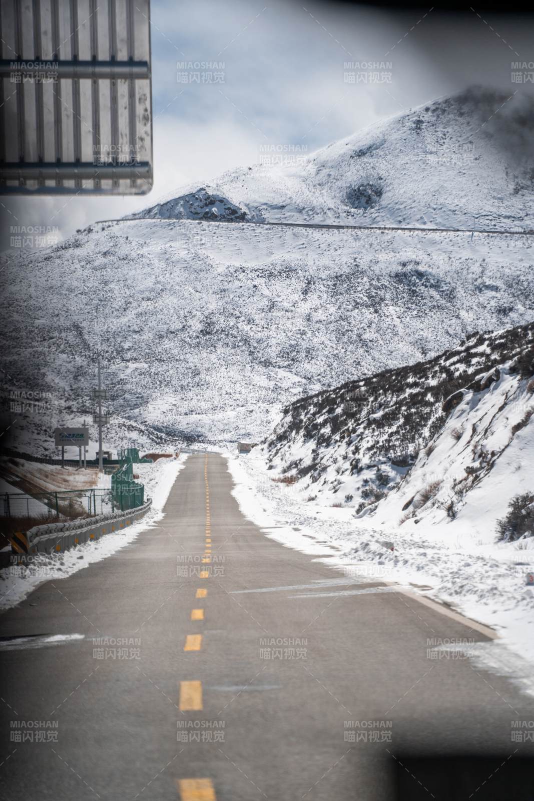雪路通山巅 寂寥亦壮美。图片