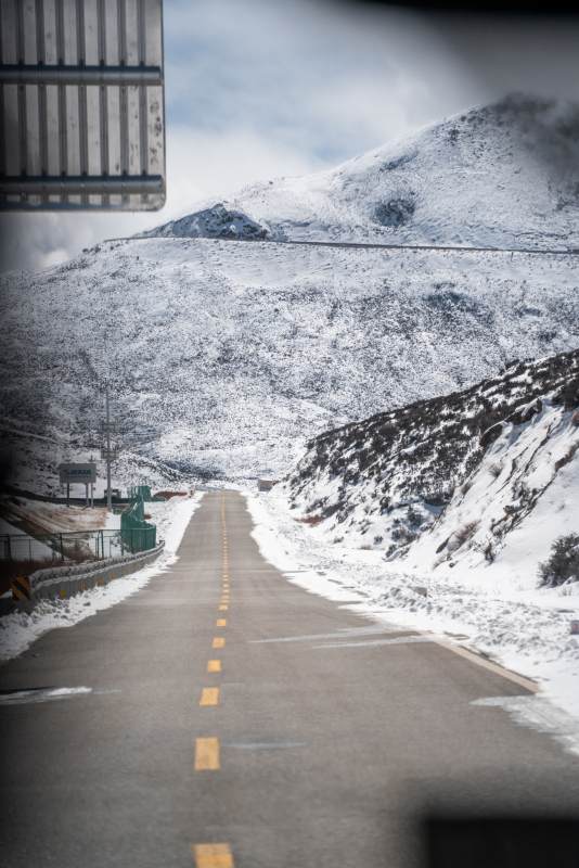 雪路通山巅 寂寥亦壮美。图片