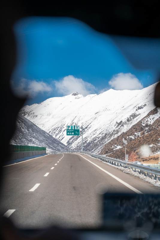 雪山公路 车窗外的壮丽风景。图片