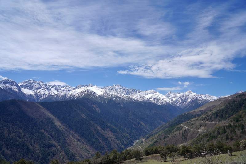 雪山巍峨 云海缭绕壮景。图片