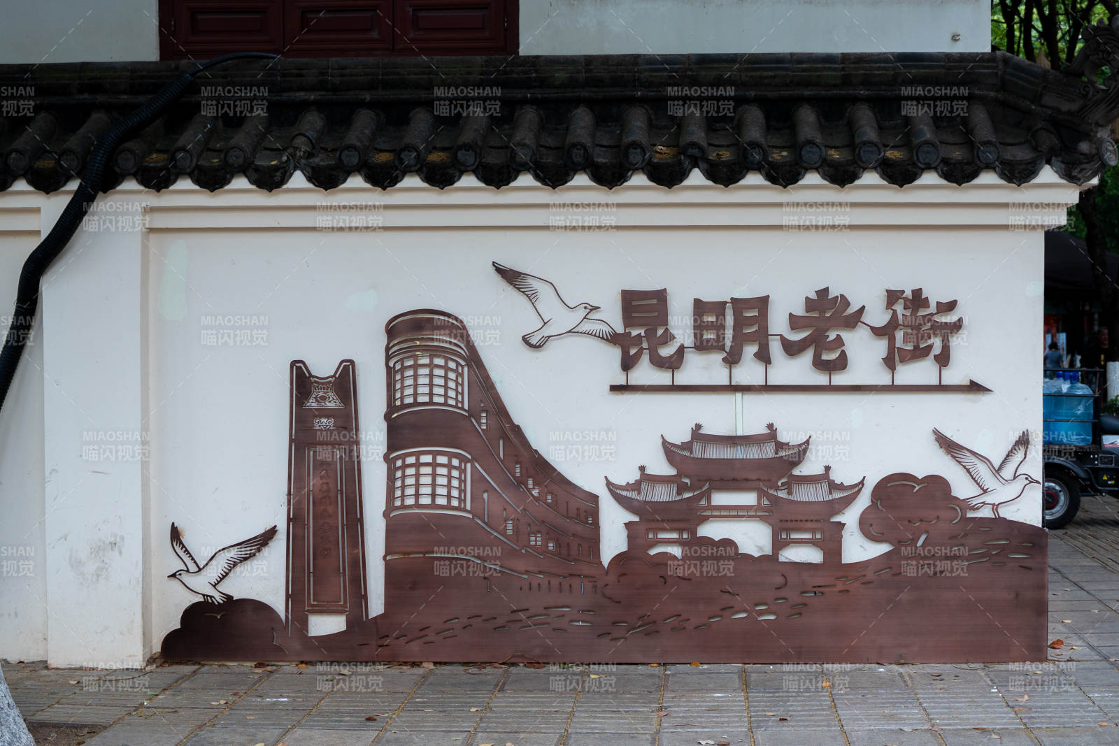 云南昆明老街铜雕壁画墙图片