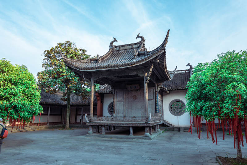 古亭静立 绿树红绳映蓝天图片