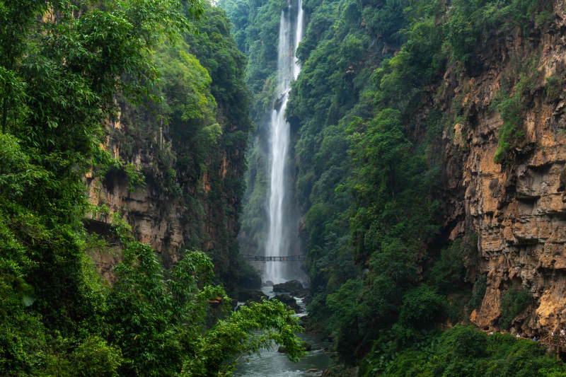 峡谷飞瀑 绿意盎然图片