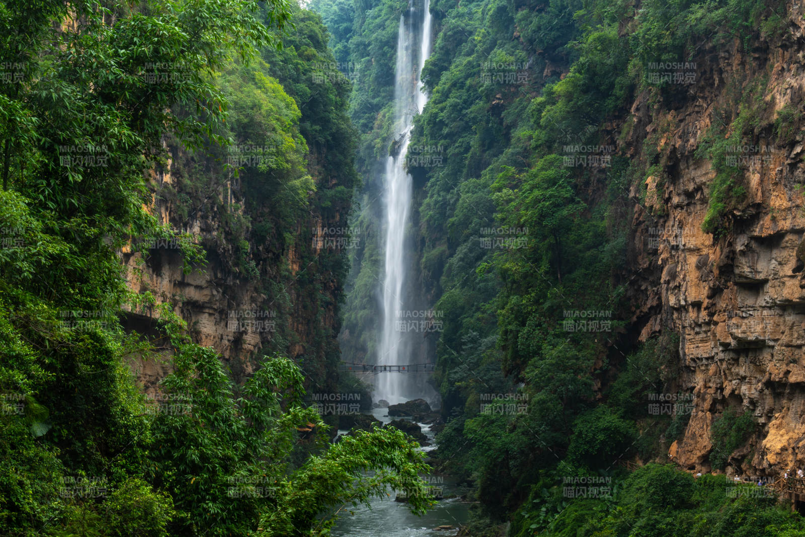 峡谷飞瀑 绿意盎然图片