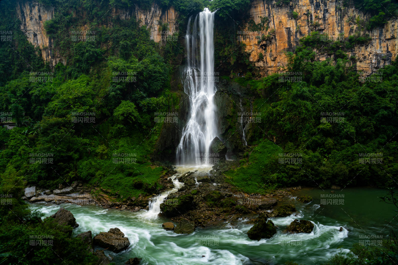 青山飞瀑 碧潭激流图片