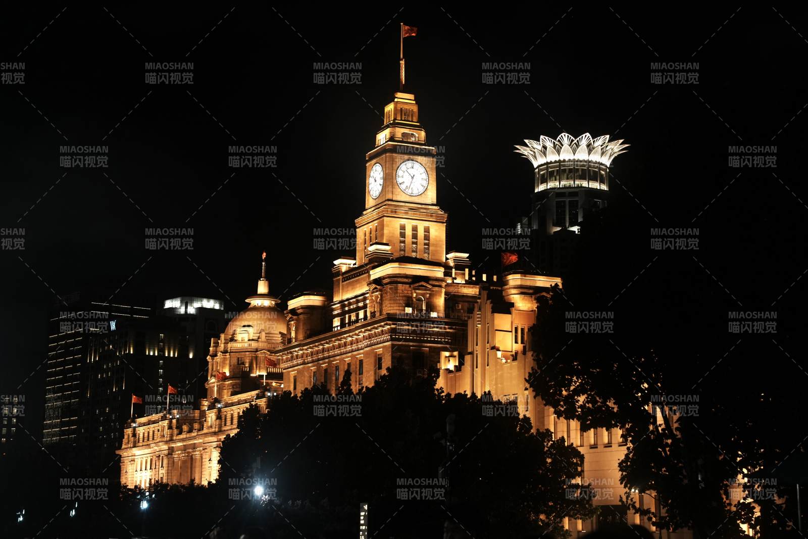 夜上海外滩钟楼璀璨夺目图片