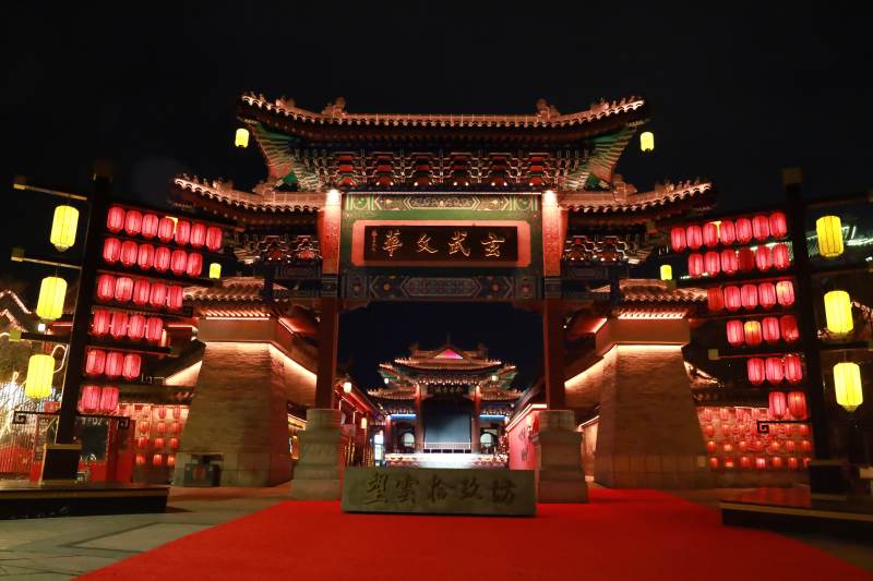 夜映古牌楼 红灯耀华章图片