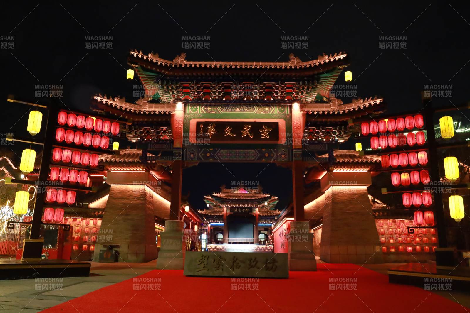 夜映古牌楼 红灯耀华章图片