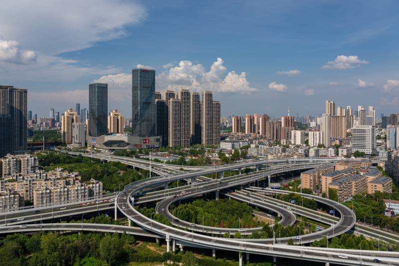 城市立交与高楼天际线图片