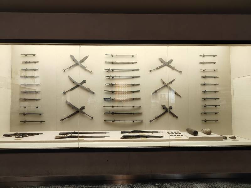 古代兵器陈列展柜图片