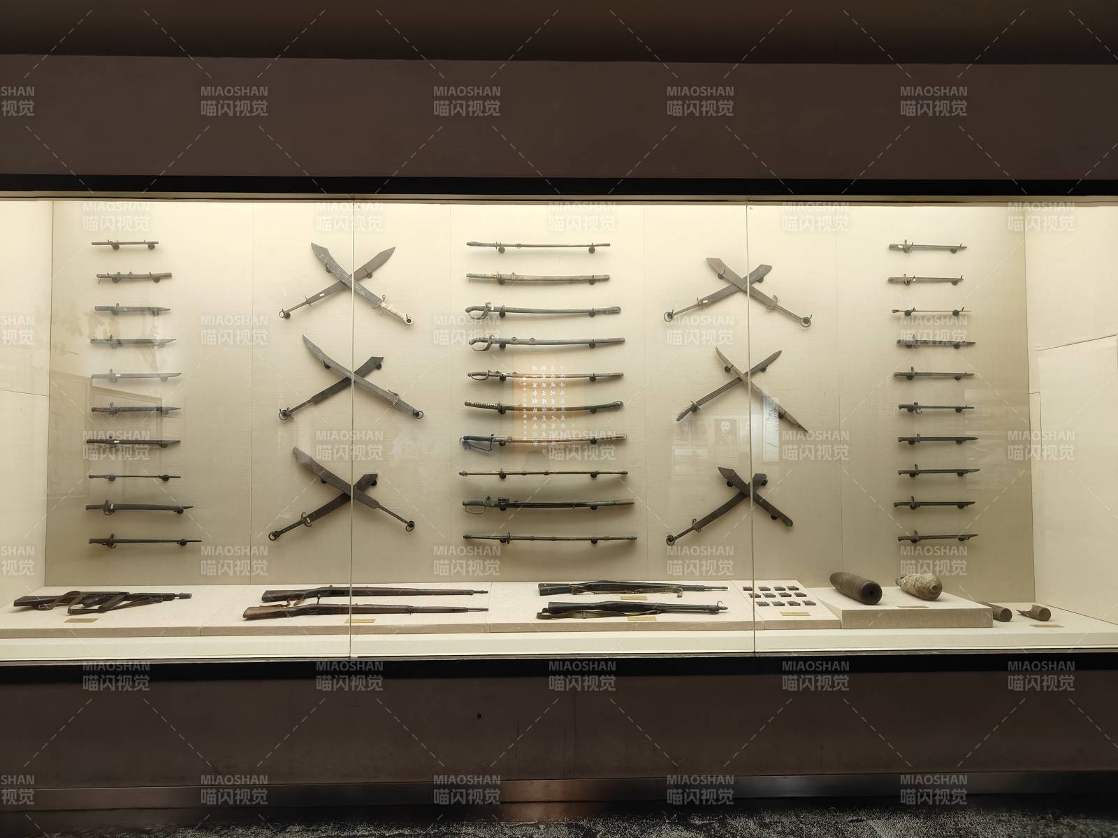 古代兵器陈列展柜图片