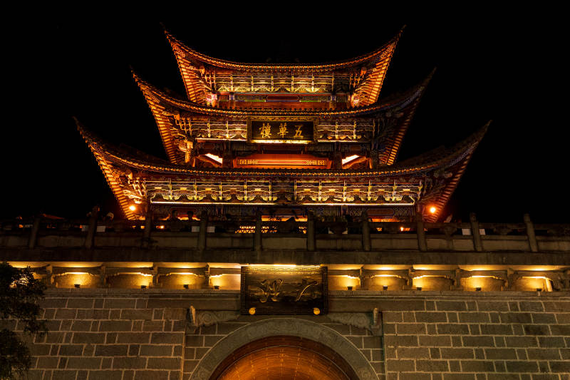 夜景古塔 灯火辉煌图片