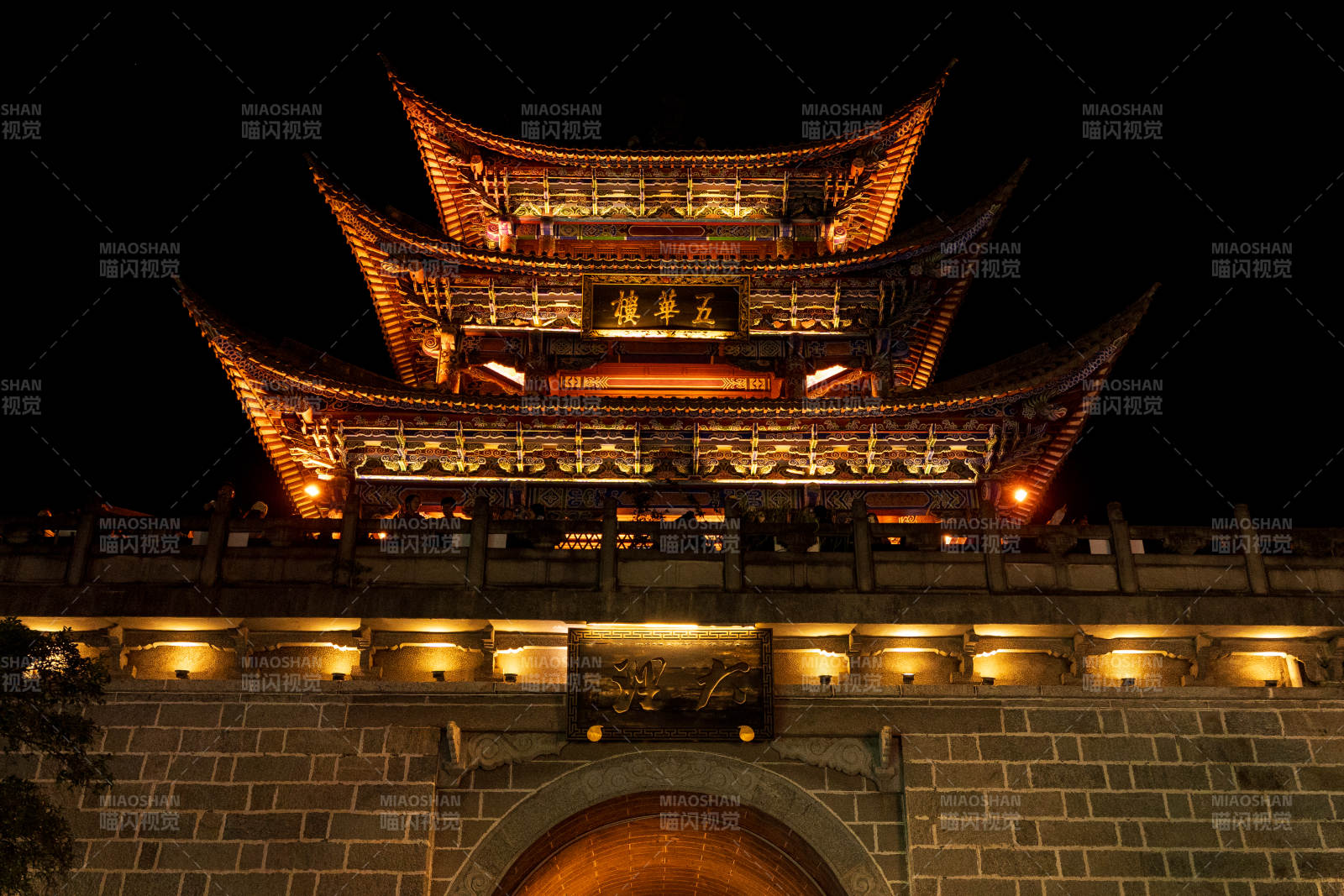 夜景古塔 灯火辉煌图片