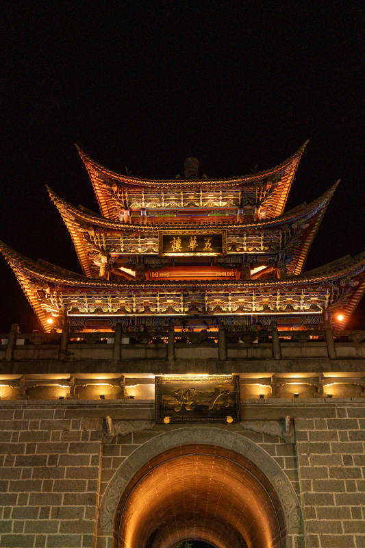 夜景古楼 灯火辉煌图片