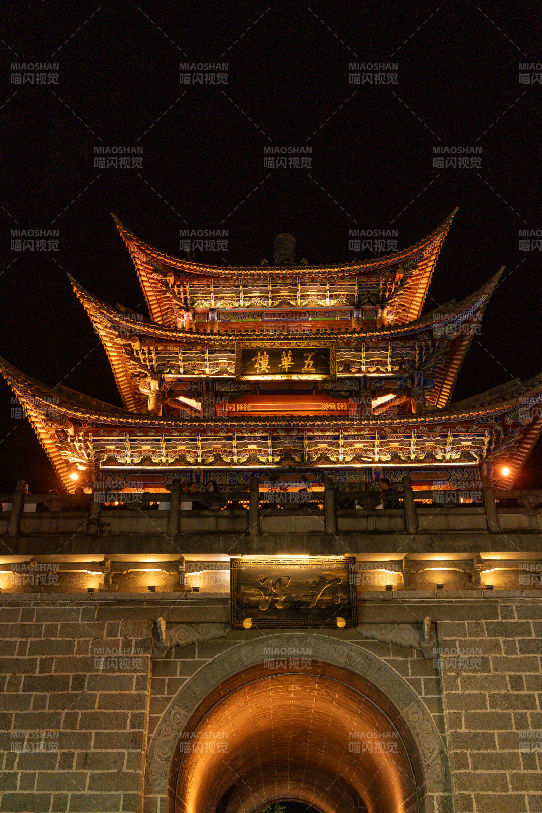 夜景古楼 灯火辉煌图片