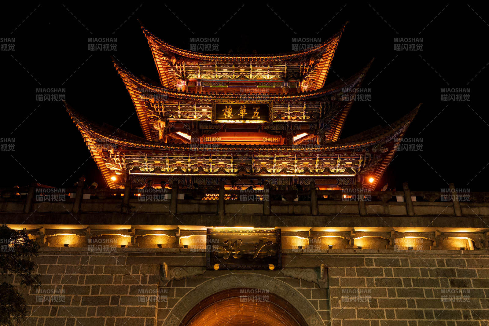 夜映古楼 灯火辉煌图片