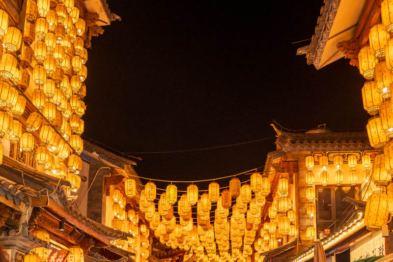 夜巷灯笼海 古韵暖人心图片