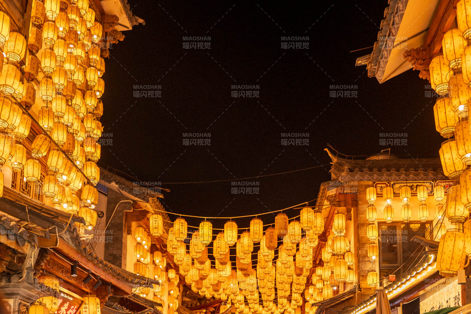 夜巷灯笼海 古韵暖人心图片
