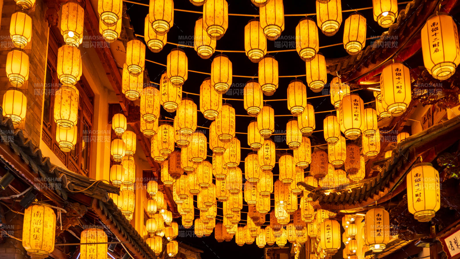大理灯笼夜市 古韵流光图片
