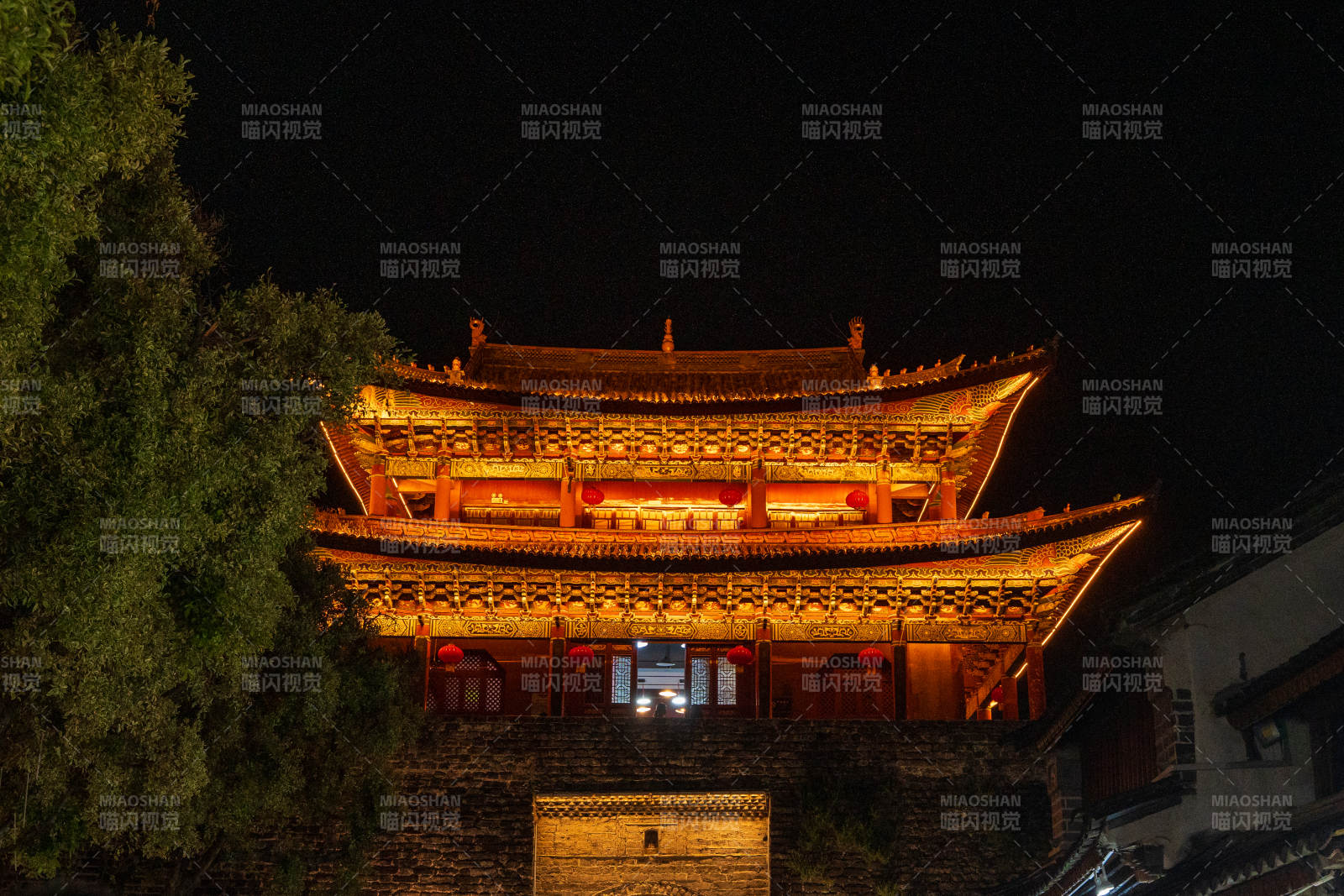 夜映古楼 灯火辉煌图片